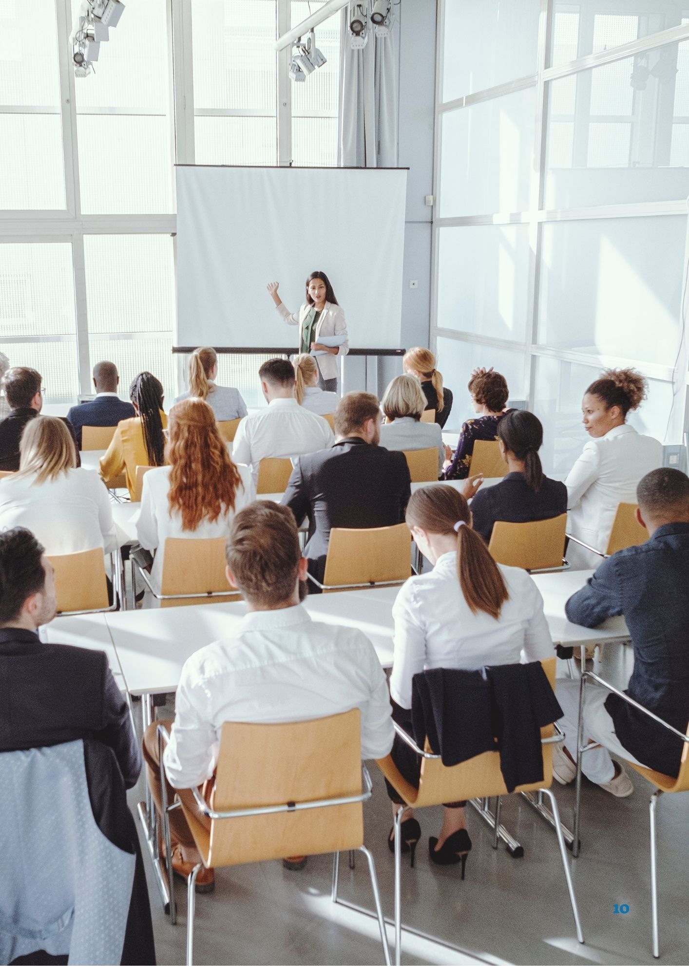 אישה מתרגלת שפת גוף משכנעת להפחתת פחד קהל.