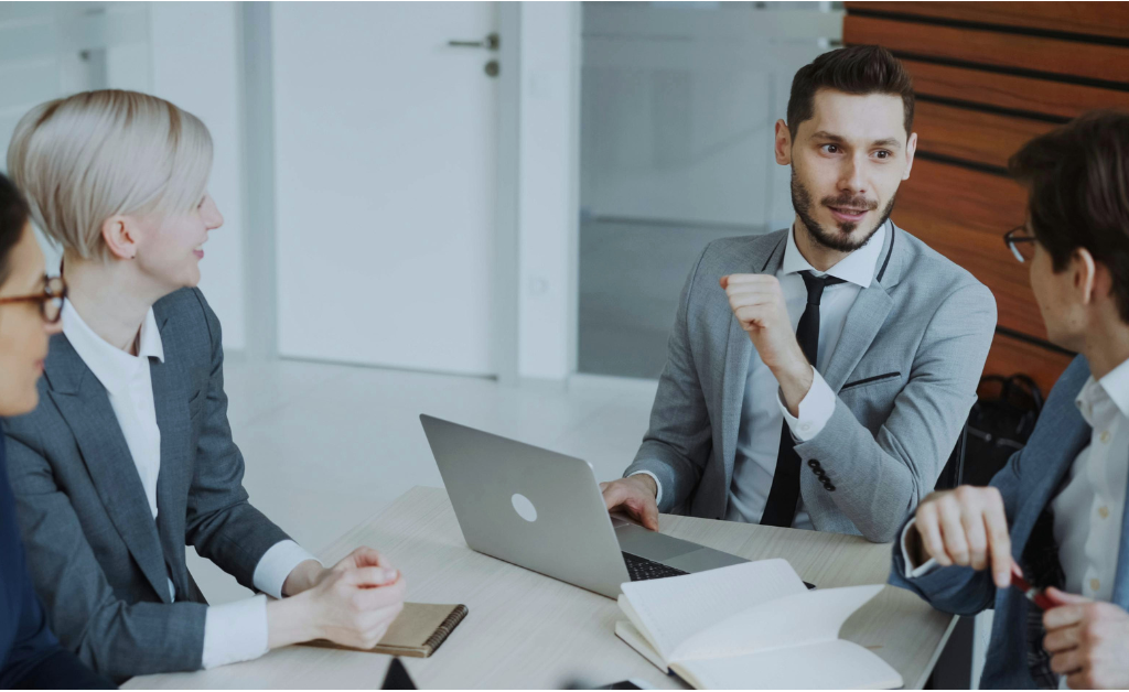 צוות עובדים בישיבה בארגון לניהול עומס ומניעת שחיקה